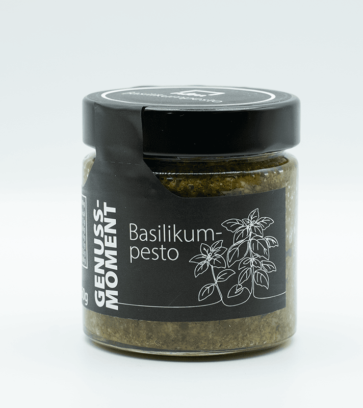 Basilikumpesto in einem Glas serviert.