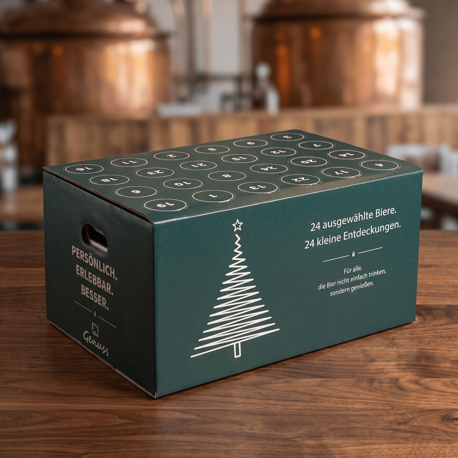 Bier Adventskaldender in grünem Paket auf Tisch platziert.