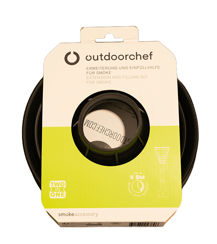 Outdoorchef Erweiterung und Einfüllhilfe für den Smoke-Kaltrauchgenerator in der Originalverpackung. Das Zubehör dient zum einfachen Befüllen und Verlängern der Rauchdauer und ist durch ein rundes Sichtfenster in der Verpackung sichtbar. Freigestellt auf weißem Hintergrund.