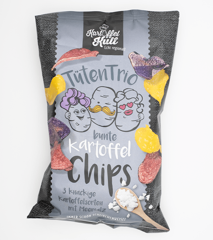 Bunte Kartoffelchips in buntem Verpackungsdesign mit cartoonartigen Gesichtern, 3 Sorten, mit Meersalz, auf einer weißen Oberfläche.