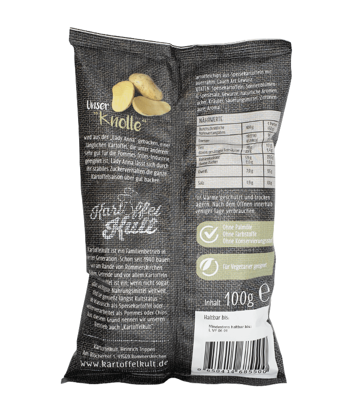 Vorderseite eines schwarzen Kartoffelchips-Beutels mit Bild von Kartoffeln, Textinformationen, Nährwertangaben, Zertifizierungen und Barcode.