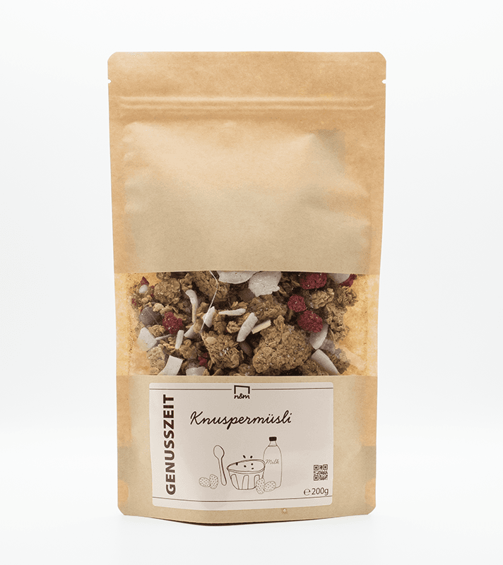 Müsli Verpackung vor einem weißen Hintergrund.