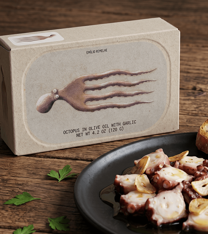 Kartonverpackung für Oktopus in Olivenöl mit Knoblauch, daneben ein Teller mit Oktopusstücken, Knoblauch und Öl.