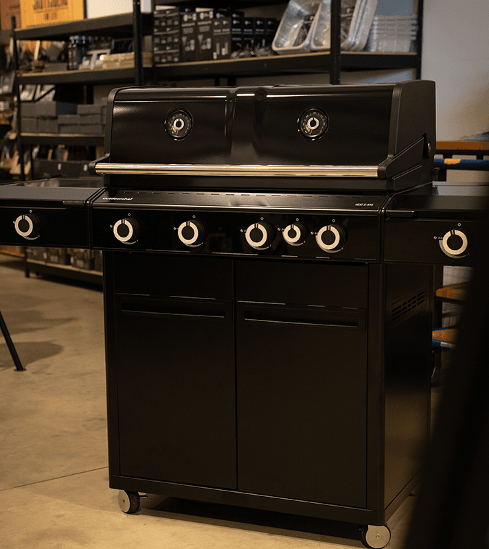 Outdoorchef HEAT 445 Gasgrill in Schwarz mit geschlossener Grillhaube