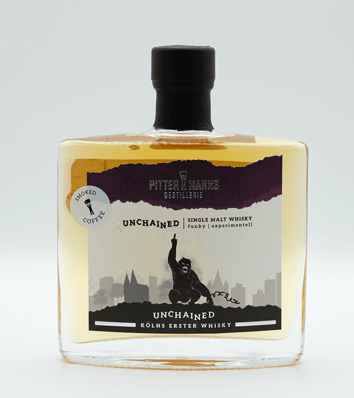 Flasche vor einem weißen Hintergrund platziert.