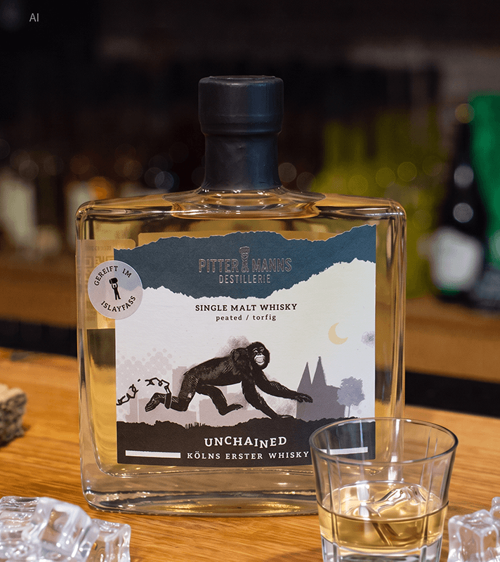 Flasche neben einem Glas serviert auf einem Holztisch.