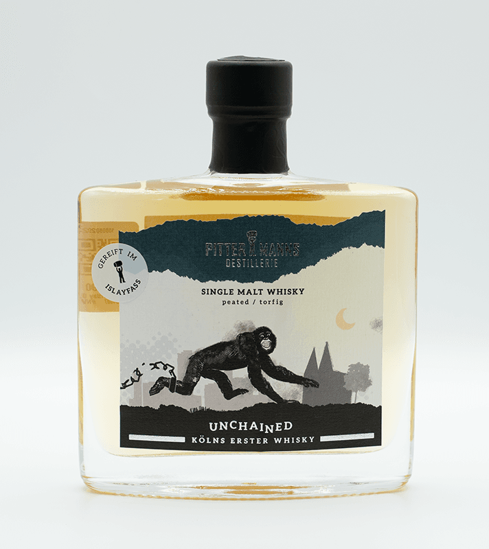 Flasche vor einem weißen Hintergrund platziert.