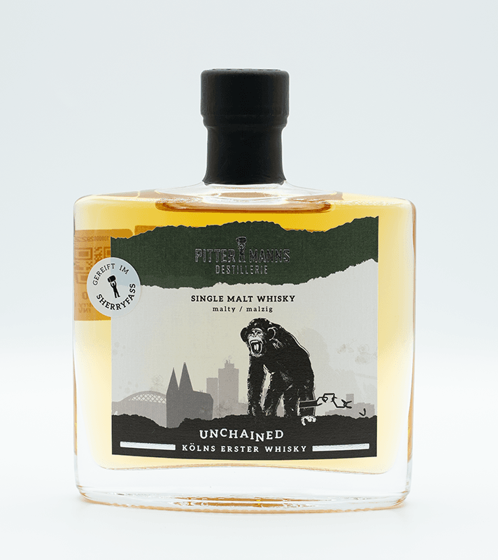 Flasche vor einem weißen Hintergrund platziert.