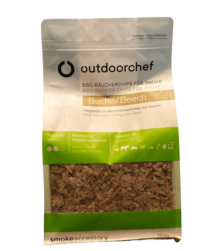 Verpackung Outdoorchef BBQ-Räucherchips Buche. Transparenter Beutel mit sichtbaren Buchenholz-Räucherchips, 750 g Inhalt, für die Verwendung im Grill oder Smoker.