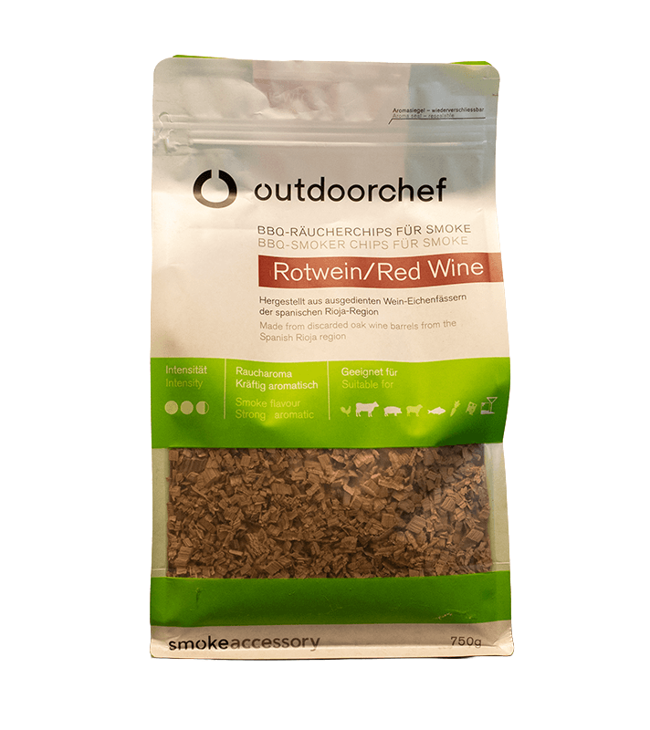 Verpackung der Outdoorchef BBQ-Räucherchips Rotwein, 750 g. Wiederverschließbarer Beutel mit Sichtfenster und sichtbaren Räucherchips im unteren Bereich.