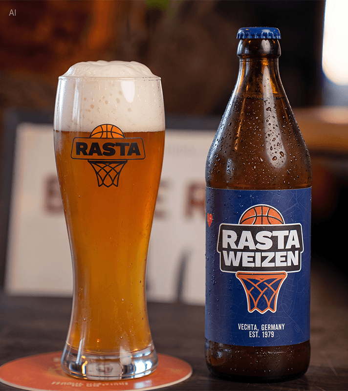 Eine Flasche RASTA Weizen steht neben einem vollen Weizenglas mit dem Logo von RASTA Vechta