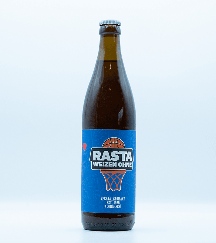 Eine Bierflasche, auf dem Etikett steht RASZA Weizen ohne