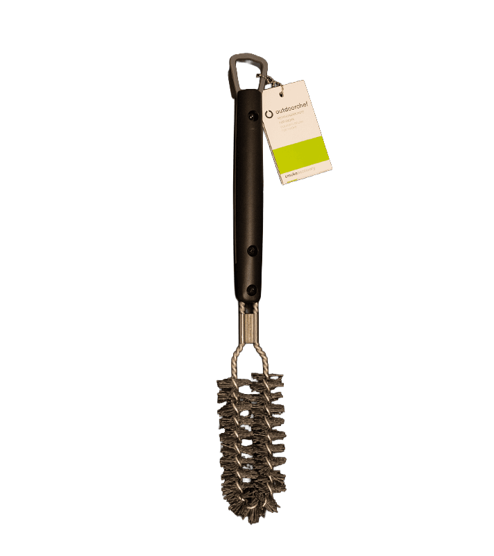 Outdoorchef Reinigungsbürste für Smoker und Grills mit schwarzem ergonomischem Griff, Aufhängeöse und robustem Bürstenkopf aus Metallborsten. Am Griff befindet sich ein Produktanhänger. Freigestellt auf weißem Hintergrund.