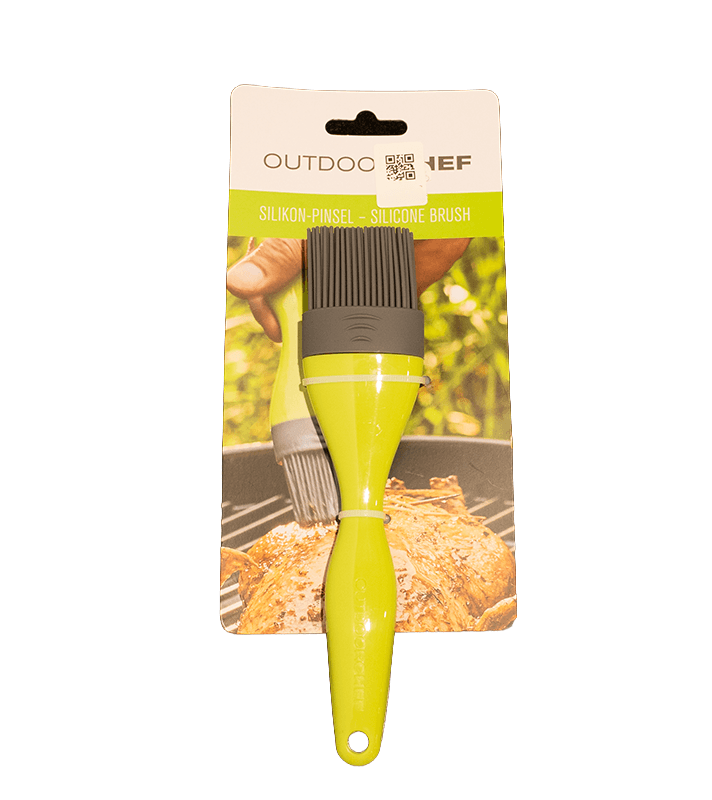 Outdoorchef Silikonpinsel zum Auftragen von Marinaden und Saucen, mit grünem Griff und grauen Silikonborsten, auf Produktverpackung.