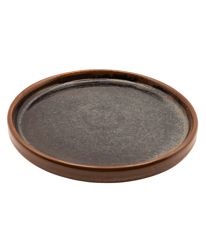 Teller Keramik in braun handmade mit weißem Hintergrund
