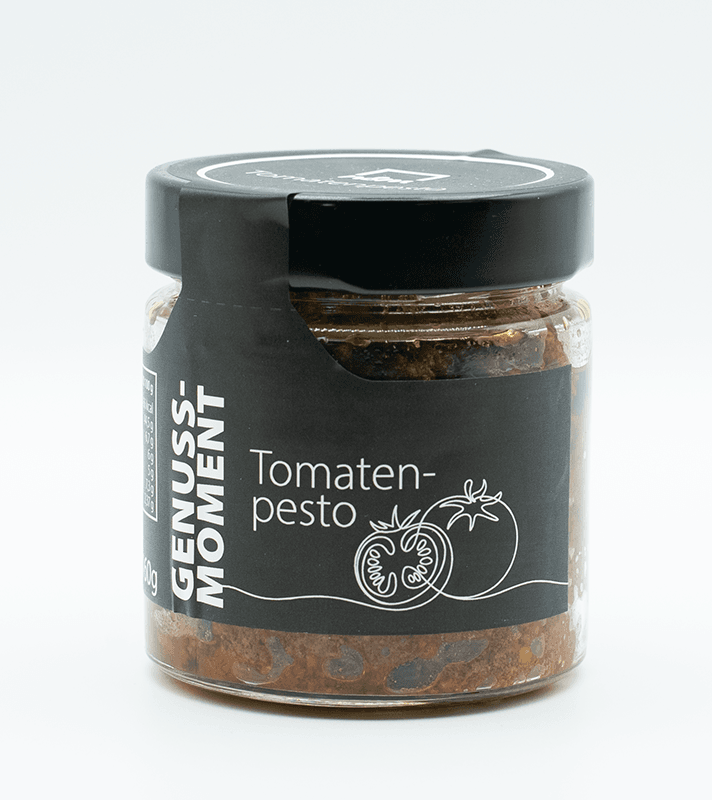 Tomatenpesto in einem Glas serviert.