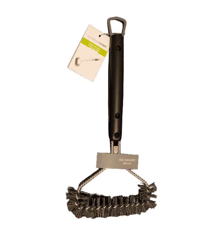 Outdoorchef Dreiecks-Grillbürste mit schwarzem ergonomischem Griff, Aufhängeöse und dreieckigem Bürstenkopf aus robusten Metallborsten. Mit Produktanhänger und Schutzband um den Bürstenkopf. Freigestellt auf weißem Hintergrund.