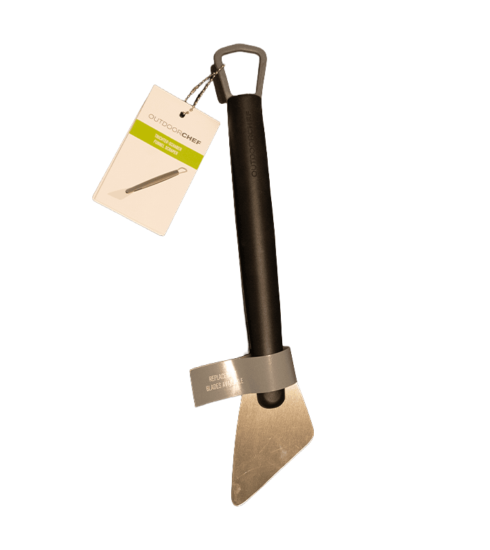 Schwarzer Grillschaber von Outdoorchef mit ergonomischem Griff, Edelstahlklinge und Aufhängeöse. Am Griff befestigt ist ein Produktanhänger, die Klinge ist mit einer Schutzmanschette versehen. Freigestellt auf weißem Hintergrund.