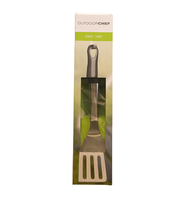 Outdoorchef Grillwender aus Edelstahl in der Originalverpackung mit Sichtfenster. Der Grillspatel verfügt über einen ergonomischen grauen Griff mit Aufhängeöse und eine geschlitzte Wenderfläche. Verpackung freigestellt auf weißem Hintergrund.