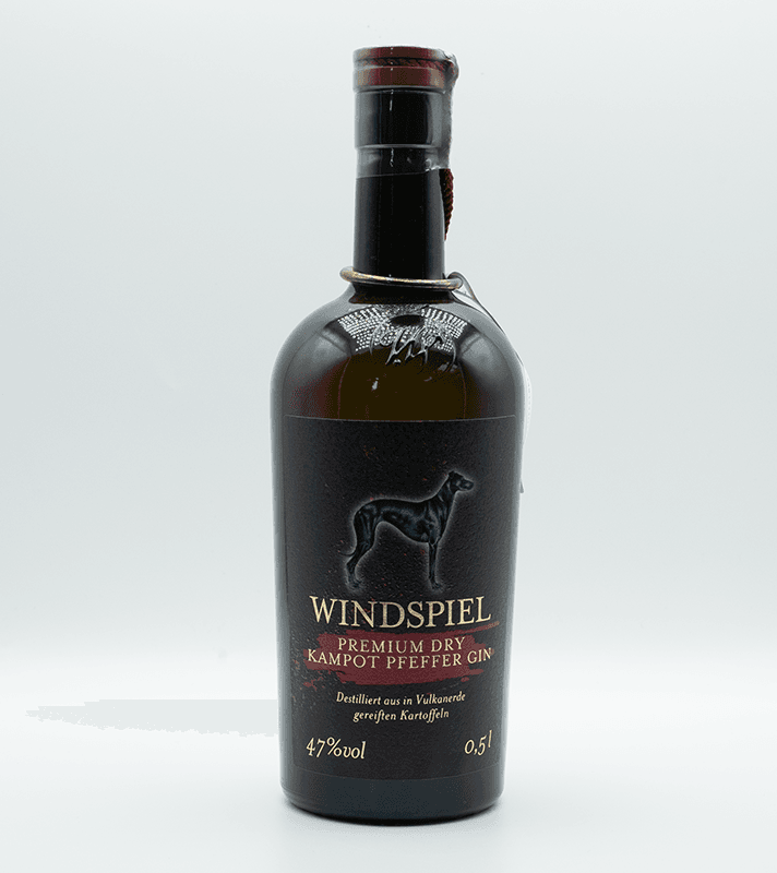 Flasche vor einem weißen Hintergrund platziert.