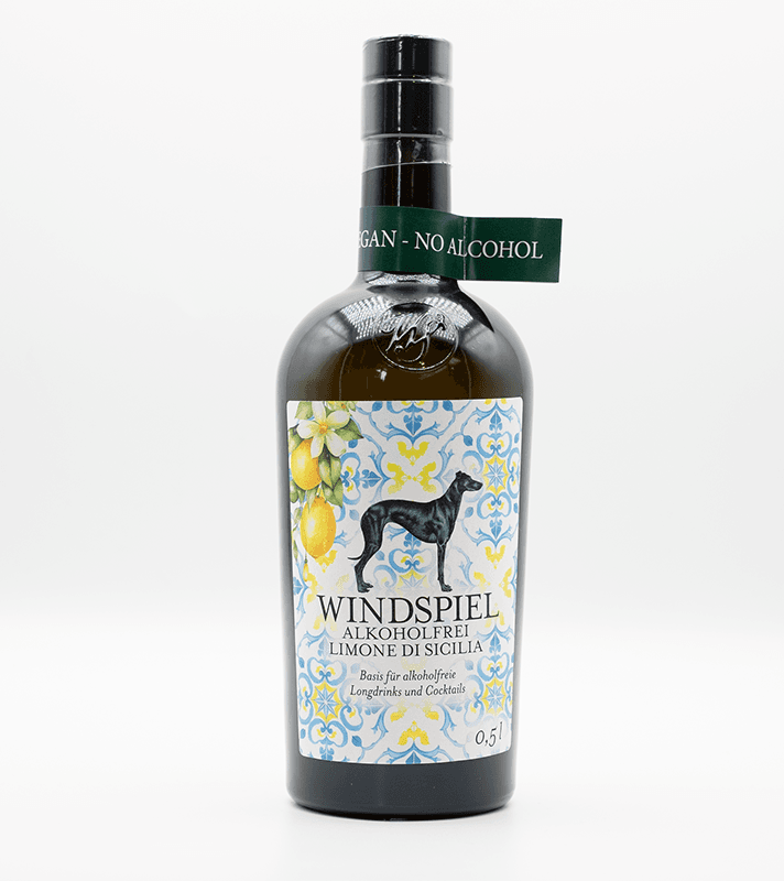 Flasche mit alkoholfreier Zitronenlimonade, grüne Kappe mit "Vegan - No Alcohol"-Aufkleber, Etikett mit Hund, Zitronen und blumigem Muster, 0,5 Liter.