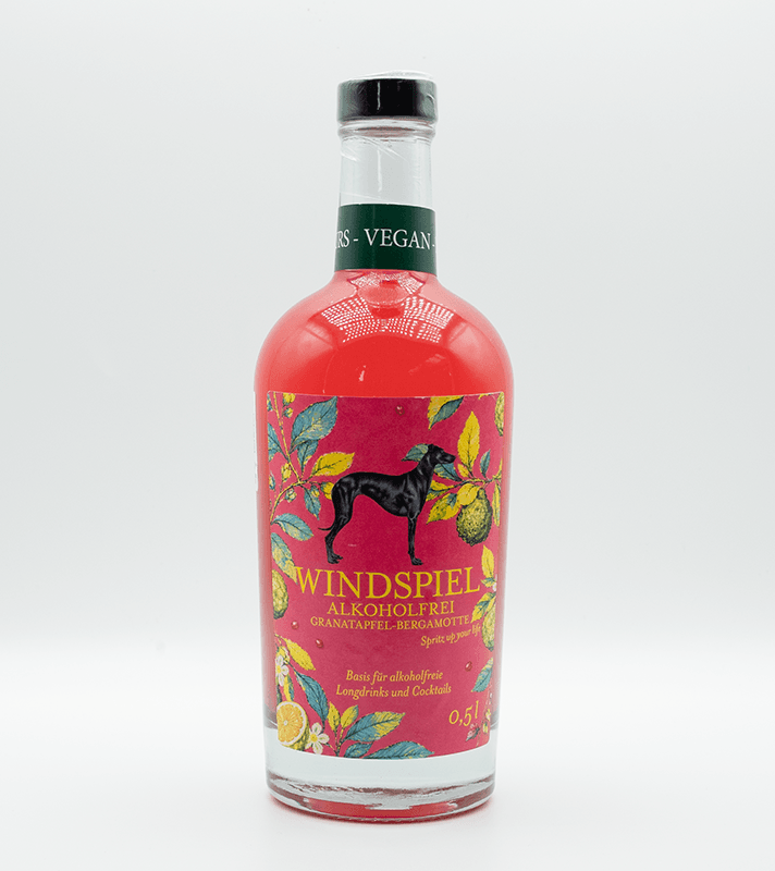 Flasche vor einem weißen Hintergrund platziert.