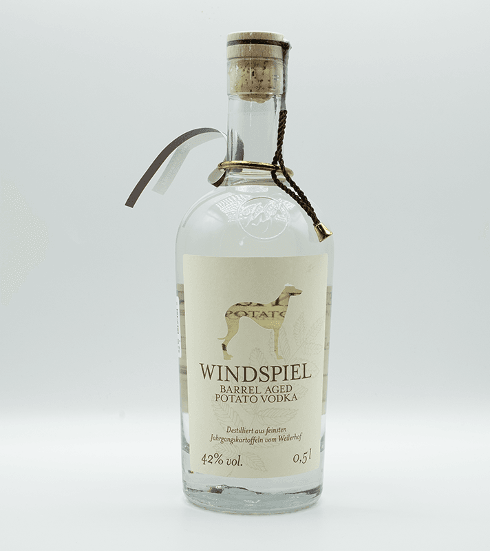 Flasche vor einem weißen Hintergrund platziert.