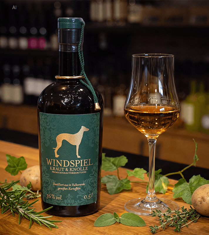 Windspiel Kraut Knolle Flasche neben einem Glas Wein auf einem Tisch platziert.