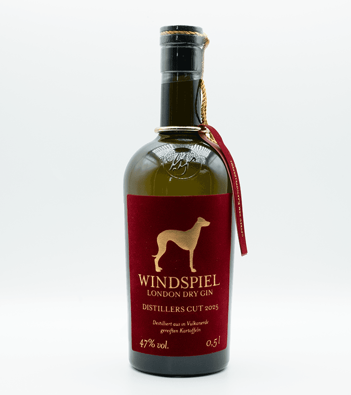 Flasche vor einem weißen Hintergrund platziert.