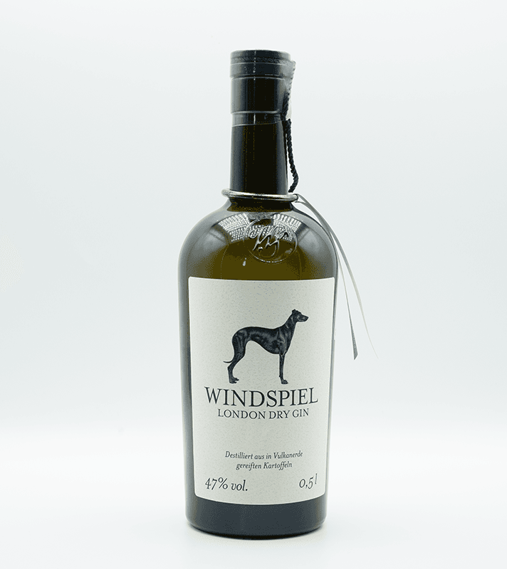 Flasche vor einem weißen Hintergrund platziert.