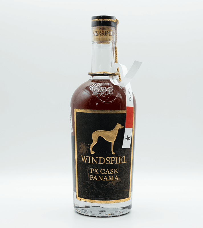Flasche vor einem weißen Hintergrund platziert.