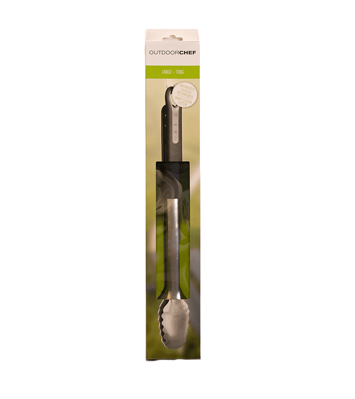 Outdoorchef Grillzange aus Edelstahl in der Originalverpackung mit Sichtfenster. Die Grillzange verfügt über einen ergonomischen schwarzen Griff mit Aufhängeöse und gezackte Greifenden für sicheres Wenden von Grillgut. Verpackung freigestellt auf weißem Hintergrund.
