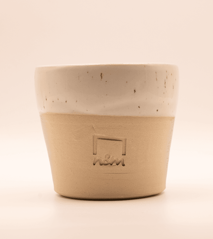 Großer Heller nm Becher in weißem Hintergrund.
